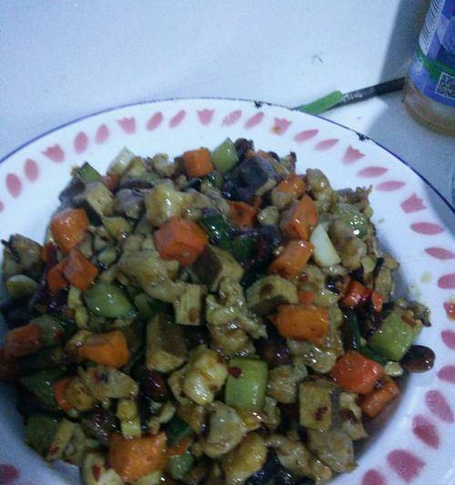 如何制作美味可口的以什锦果仁为馅的桃酥（掌握制作技巧）