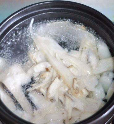 美味养生，以什锦菇煲猪骨汤（让味蕾与身体同步健康）  第3张