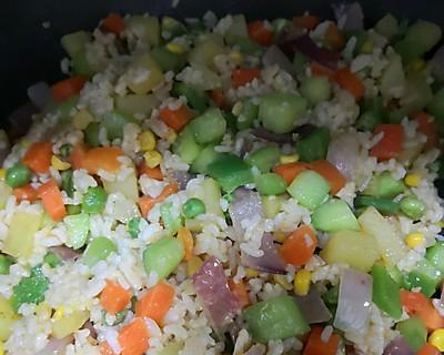 美味可口的以什锦蛋炒饭做法（健康营养易学的家常炒饭）  第1张