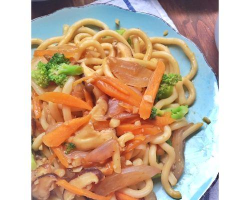 家常美食，学会做以什锦炒乌冬（简单又美味的午餐）  第1张
