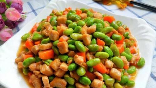 香气扑鼻的家常菜——以什锦炒鸡丁（以鲜嫩鸡肉和多样蔬菜）  第2张