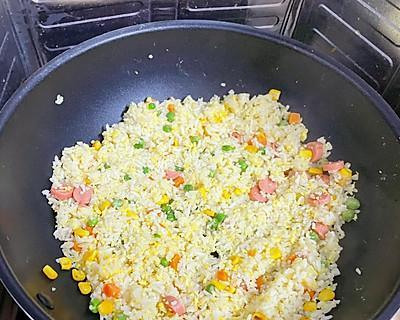 教你做出美味的以什锦炒饭蔬菜肉丁炒饭（家庭自制炒饭）  第3张