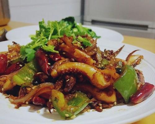 尝鲜美味，学做以什锦爆鱿鱼（品味海鲜大餐）  第3张