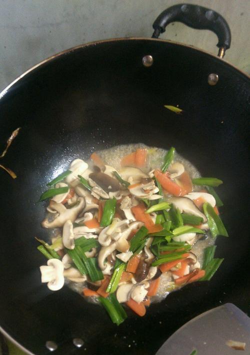 美味双菇肉丝的烹饪方法（以肉丝炒双菇）  第3张