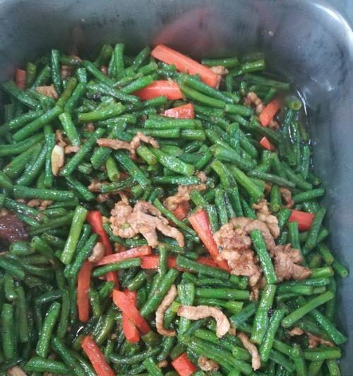 如何制作美味的肉丝炒豇豆（健康简易）