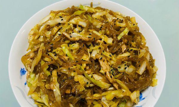 家常美食——肉丝炒粉条（口感鲜美）  第1张