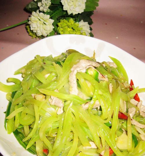 掌握这道菜肴，让你对蕃薯藤爱不释手（教你用简单的方式制作美味的肉丝炒蕃薯藤）  第3张