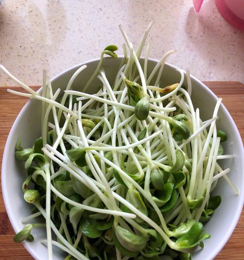 肉丝炒豆苗，美味健康好滋味（精选优质材料）  第3张
