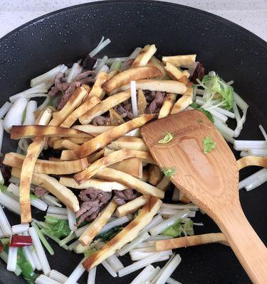 如何做出美味的肉丝炒豆腐干（传统中式烹饪技巧）  第1张