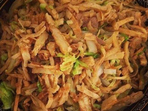 一道美味可口的洋白菜肉丝炒饼做法大全（15个步骤）  第1张