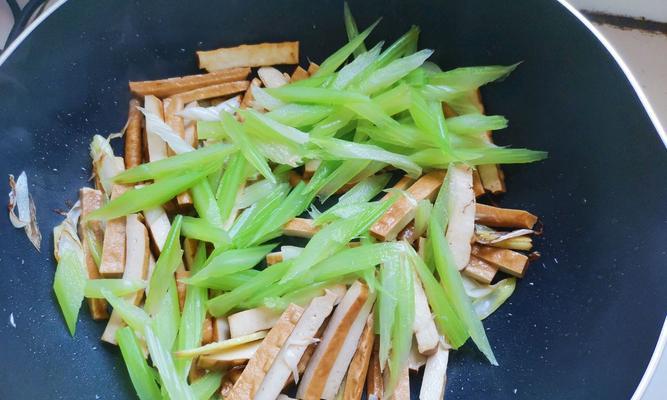 肉丝茶干炒芹菜的做法（色香味俱佳）  第1张