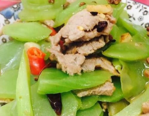 美味健康，尝鲜肉臊莴笋丝（新鲜蔬菜与香酥肉丝的完美组合）  第1张