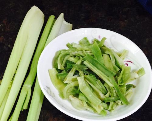 一道美味可口的肉片苔干热菜（家常菜谱）  第1张