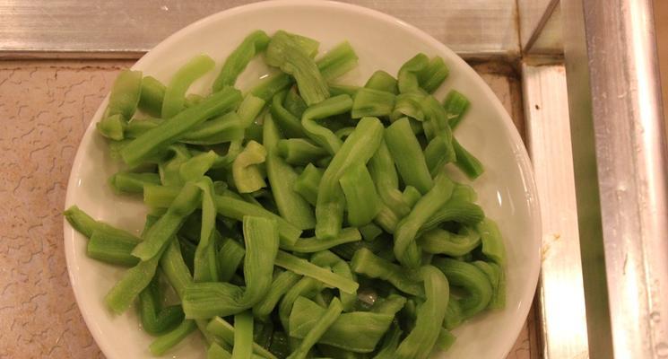 一道美味可口的肉片苔干热菜（家常菜谱）  第2张