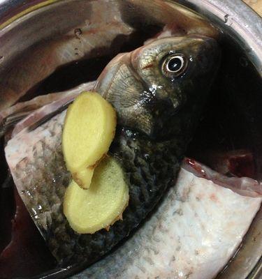 用鲫鱼片熬制的美味汤（以肉片鲫鱼汤为例）  第1张