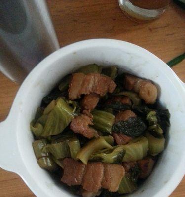 美味肉片炒酸菜（简单易学的家常菜做法）  第2张