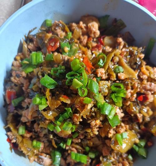 美味肉片炒酸菜（简单易学的家常菜做法）  第3张
