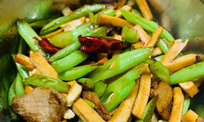 美味健康的四季豆肉片炒菜做法（传统的家常菜肴）  第2张