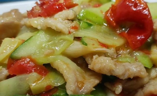 爽口清爽的肉片炒青瓜（青瓜与肉片的完美搭配）  第1张