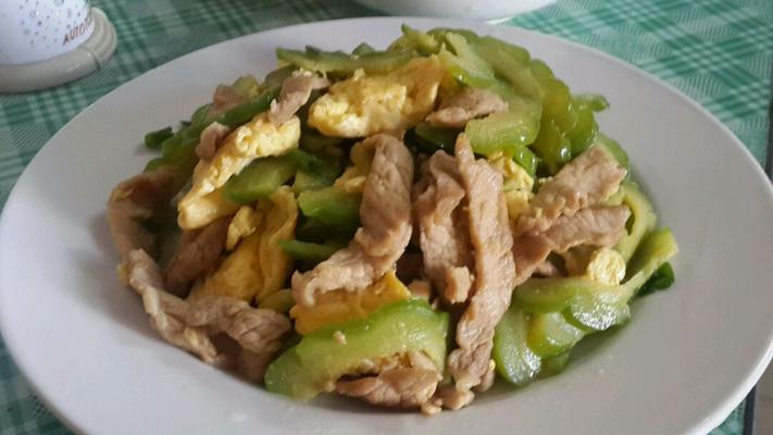 彩椒肉片炒苦瓜的美味做法（以彩椒为主料搭配鲜嫩肉片）  第3张