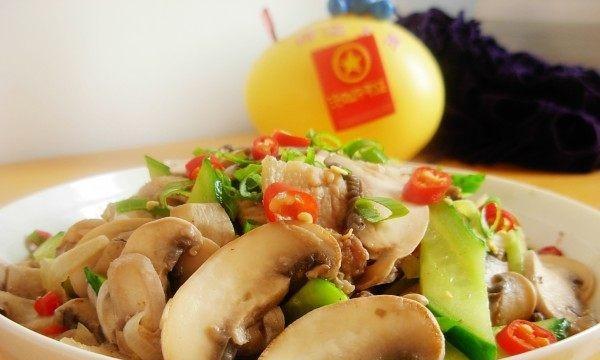 肉片炒口蘑，美味可口的家常菜（用新鲜的口蘑和嫩瘦肉）