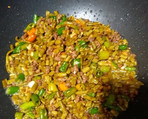 肉片炒豇豆角的做法（美味可口的豆角肉片）  第1张