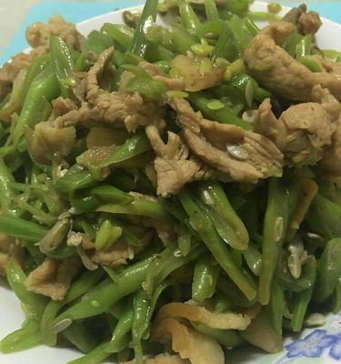 肉片炒豇豆角的做法（美味可口的豆角肉片）  第3张