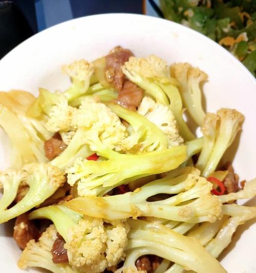 简单美味的肉片炒花菜（快速上手的家常做法）  第1张