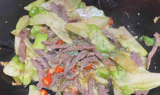 美味家常菜——肉片炒儿菜（用最简单的方作一道美味的家常菜）  第2张