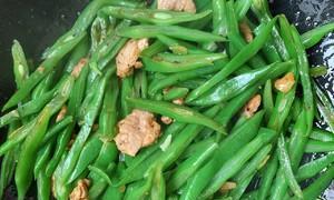 怎样做肉片炒豆角（简单易学）  第3张