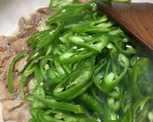 用肉片炒出菜椒的美味（尝试这种简单又营养的家常菜吧）  第2张