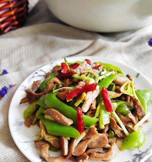 用肉片炒出菜椒的美味（尝试这种简单又营养的家常菜吧）  第3张
