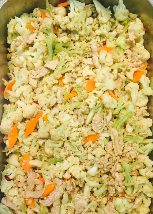 美味可口的肉片炒菜花（用肉片增添风味）