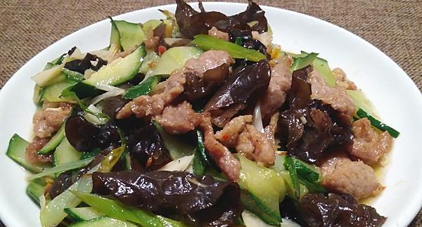 肉片拌黄瓜的做法（清爽可口的夏日佳品）  第3张
