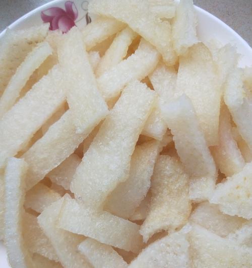 肉皮炖白萝卜，营养美味双享受（用肉皮和白萝卜炖出美味佳肴）