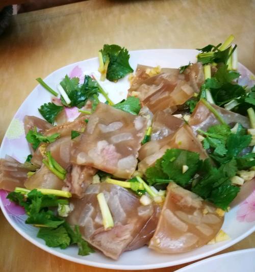 美味肉皮冻子做法大揭秘（一步步教你做出鲜美可口的肉皮冻子）  第2张