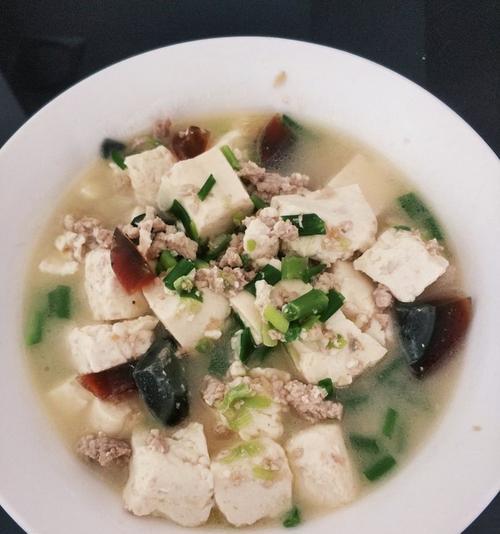 美味健康的肉末杂菇汤（香味浓郁、鲜美可口的汤品）