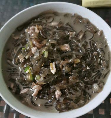 美味健康的肉末杂菇汤（香味浓郁、鲜美可口的汤品）  第2张
