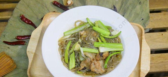 肉末香芹炒粉条的做法（香气四溢的一道家常菜）  第1张