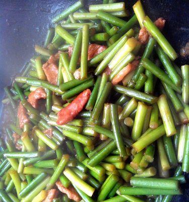 肉末蒜苔粒，家常美食的佳选（品味美食的独特魅力）  第3张