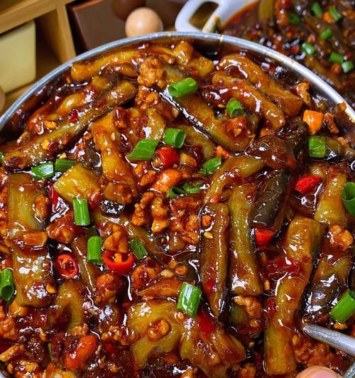 简单易学的肉末茄条做法（用肉末与茄条调制的美味佳肴）  第2张