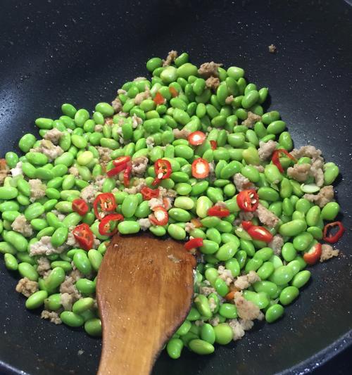 简单易学的肉末毛豆做法（一道美味又营养的家常菜）  第1张