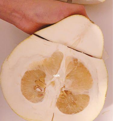 清炒红心柚子皮（一道健康美味的家常菜肴）  第1张
