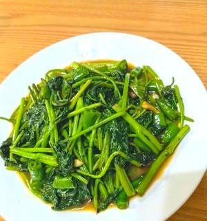 清炒红薯尖的做法（简单易学的红薯尖清炒）  第1张
