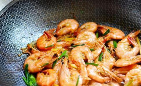 清炒河虾，鲜美可口（传统美食的制作方法）  第1张