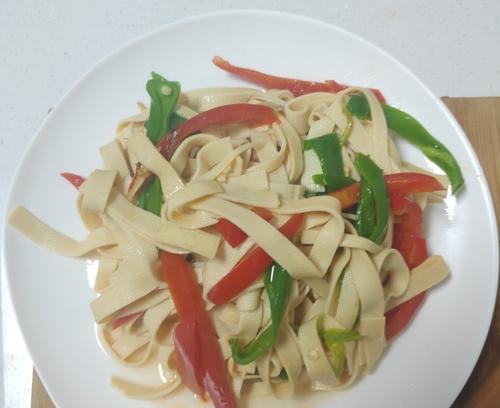清炒豆腐皮的做法（鲜香可口）  第2张