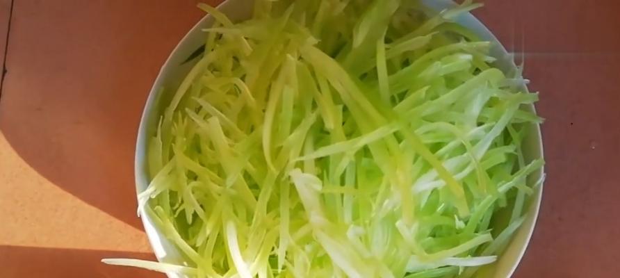 清炒冬寒菜的做法（一道清香爽口的冬季蔬菜佳肴）  第2张