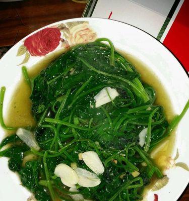 清炒菠菜梗，健康美味不浪费（清炒菠菜梗的家常做法）  第2张