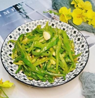 清炒扁豆角——健康营养美味佳肴（一道色香味俱佳的清炒扁豆角的家常做法）  第2张