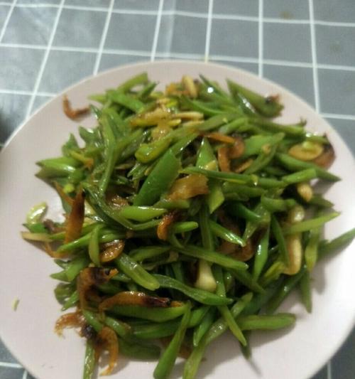 清炒扁豆角——健康营养美味佳肴（一道色香味俱佳的清炒扁豆角的家常做法）  第3张